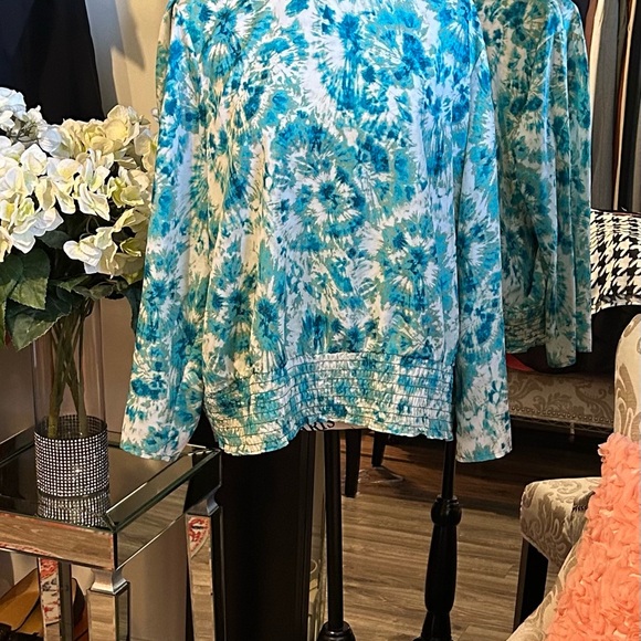 STUNNING, MICHAEL KORS blouse in blue with interesting patterns all over Size 1X - Picture 3 of 11